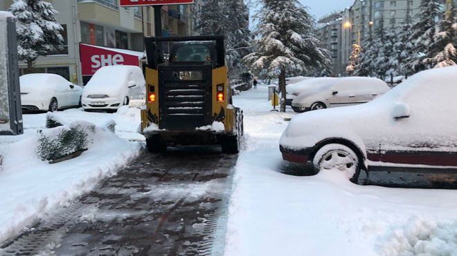 Belediye ekipleri kar temizleme çalışmasında