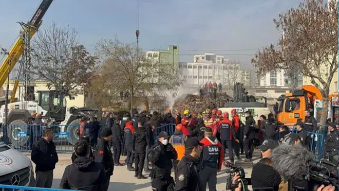 Çöken 4 katlı binanın enkazından acı haber