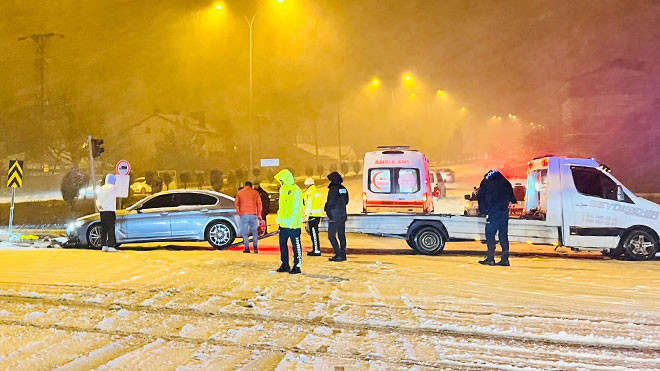 İki otomobil çarpıştı: 3 kişi yaralandı