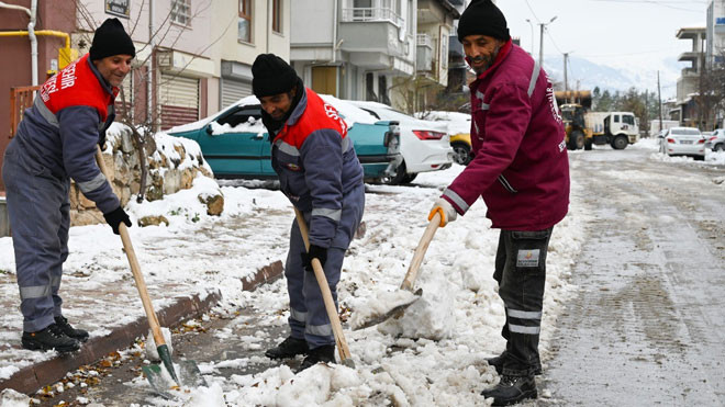 Kar temizleme çalışmaları devam ediyor