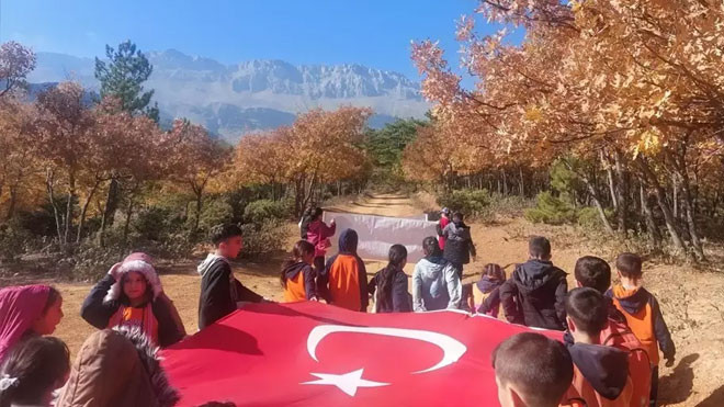 Öğrencilerden doğaya saygı yürüyüşü